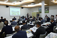 視察研修の様子①